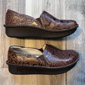 Alegria By PG Lite 39 US Size 9 Clogs Embossed Leather Brown Anti Slip Shoes